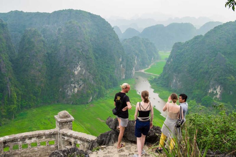 Tour 1 ngày: Bái Đính- Tràng An- Hang Múa